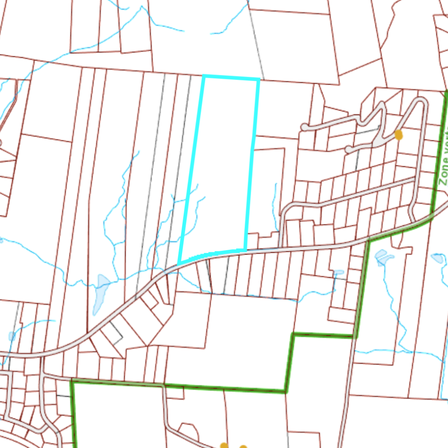 L'emplacement du terrain est représenté par le rectangle bleu.